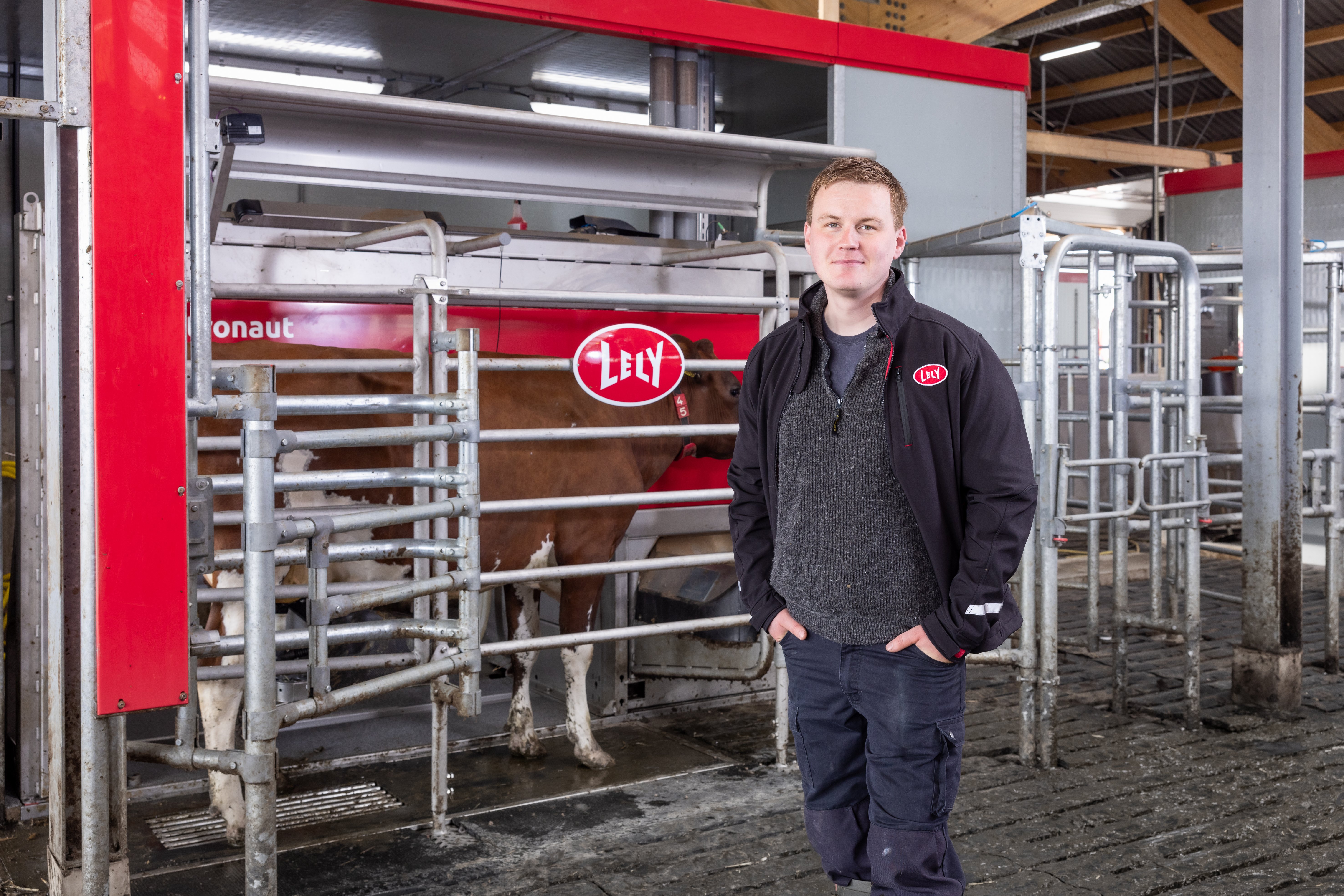 Fermier devant un robot de traite Lely